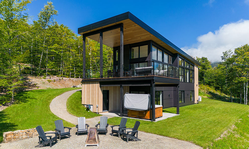 Front of a cottage for rent in Petite-Rivière-Saint-François