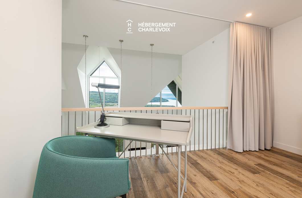MGR-750:  Condo 4e étage - Penthouse avec vue, perché au-dessus du Fleuve St-Laurent.