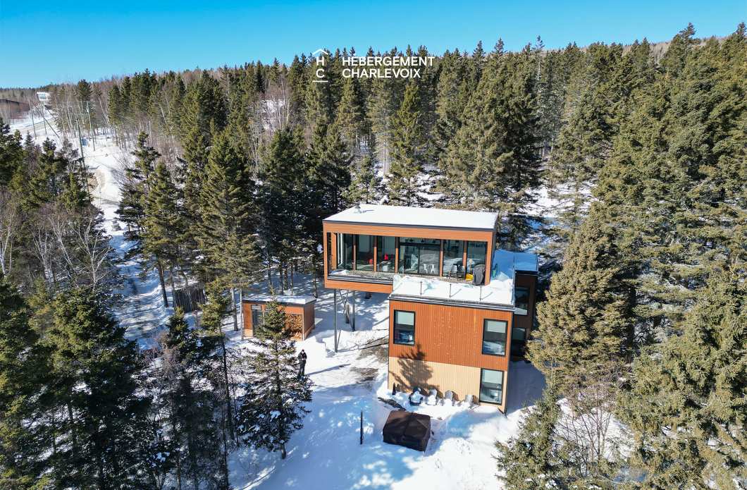ABS-595 - Un feu de foyer suspendu dans un chalet de luxe à louer dans Charlevoix.