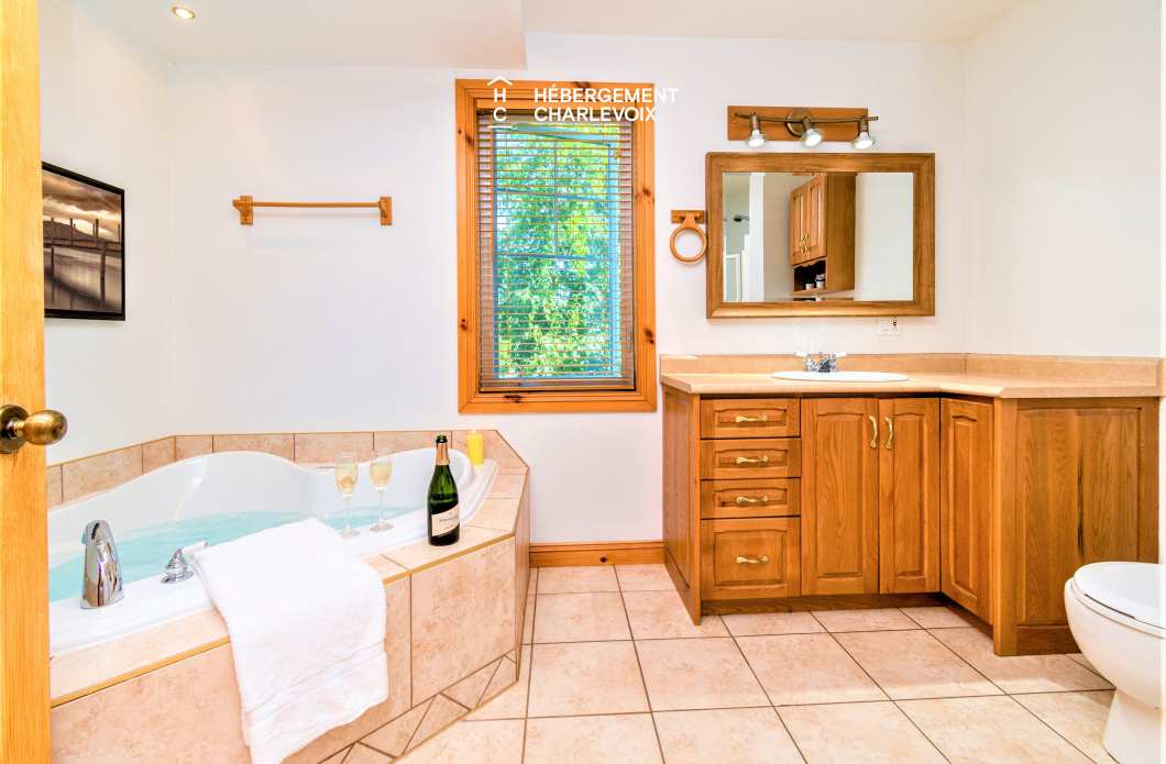 ACC-38 - Chalet à Petite-Rivière-St-François avec spa et vue sur le fleuve et les montagnes.