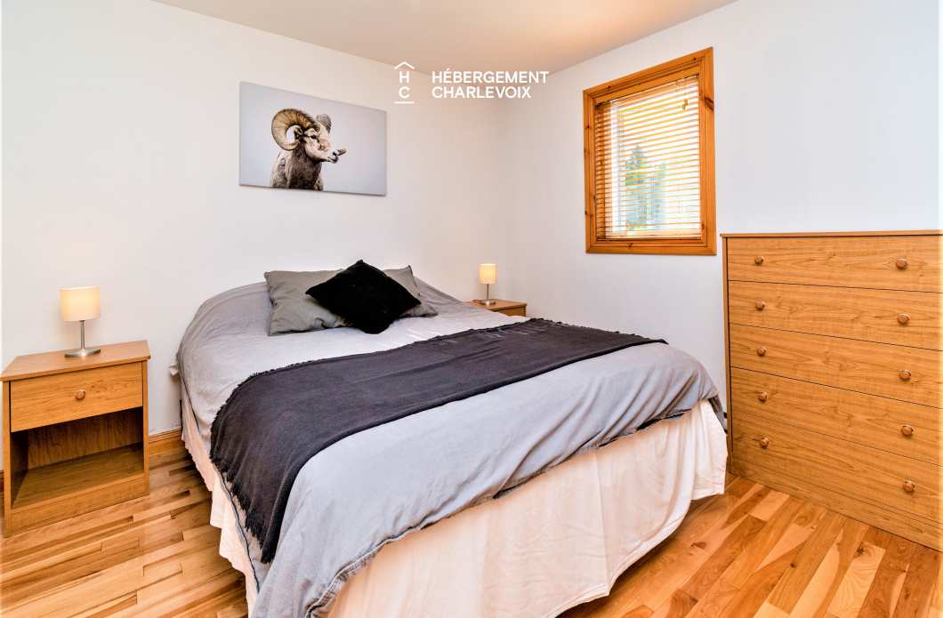 ACC-38 - Chalet à Petite-Rivière-St-François avec spa et vue sur le fleuve et les montagnes.