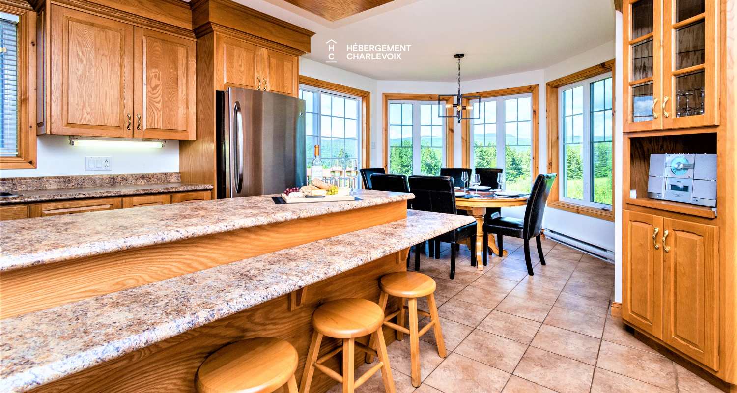 ACC-38 - Chalet à Petite-Rivière-St-François avec spa et vue sur le fleuve et les montagnes.