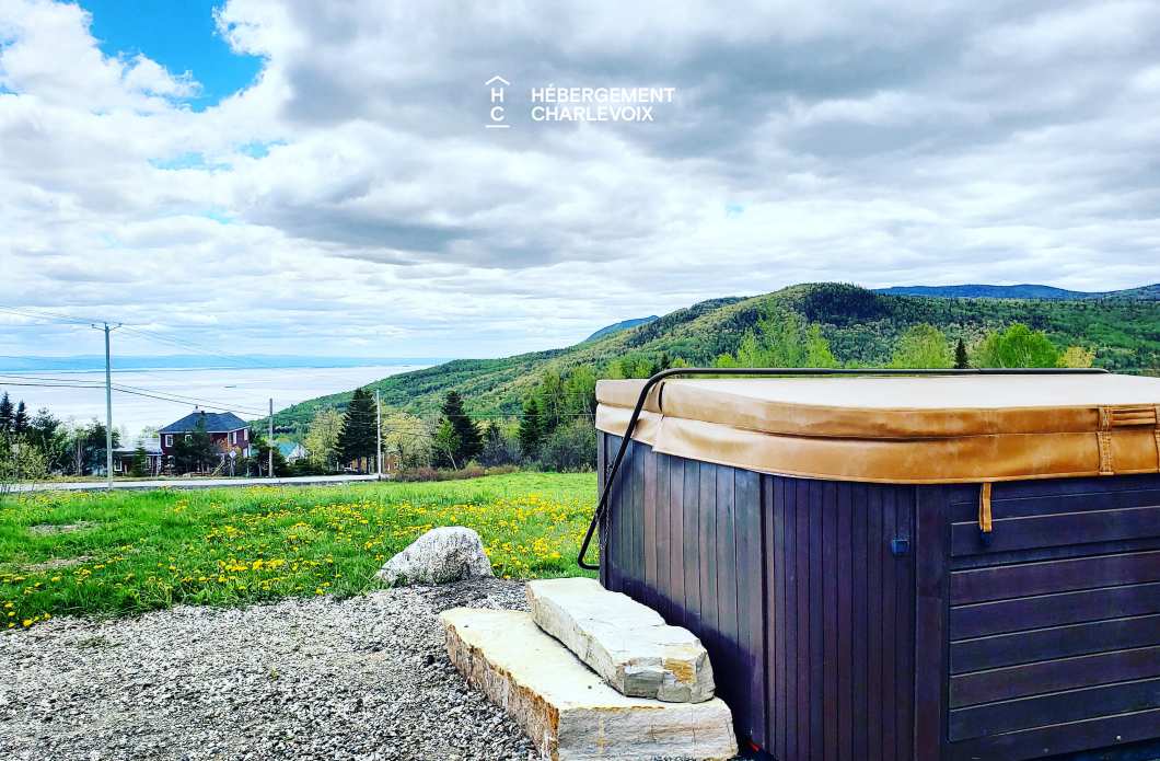 ACC-38 - Chalet à Petite-Rivière-St-François avec spa et vue sur le fleuve et les montagnes.