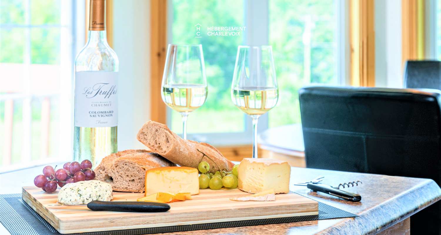 ACC-38 - Chalet à Petite-Rivière-St-François avec spa et vue sur le fleuve et les montagnes.