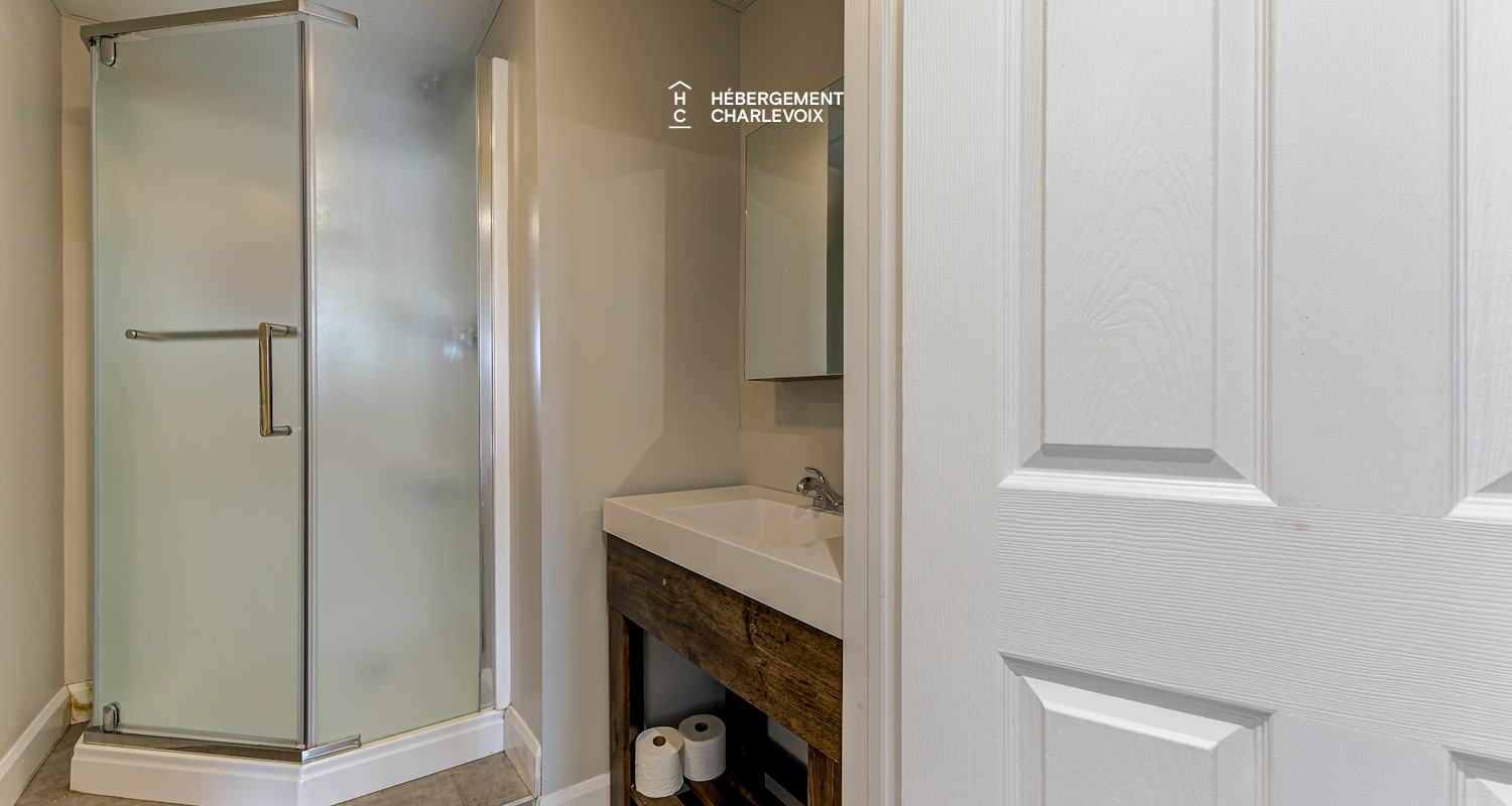 AST-47 - Swimming pool, spa and view of the St. Lawrence River!