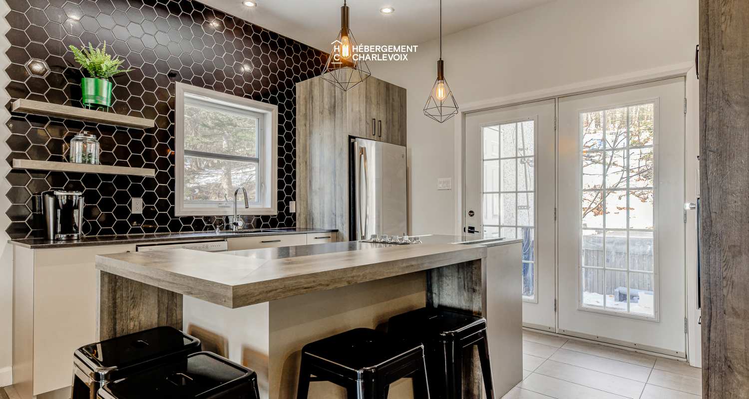 AST-47 - Swimming pool, spa and view of the St. Lawrence River!