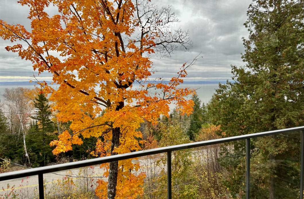 AUB-150 - Vue majestueuse sur le fleuve et le massif de Charlevoix