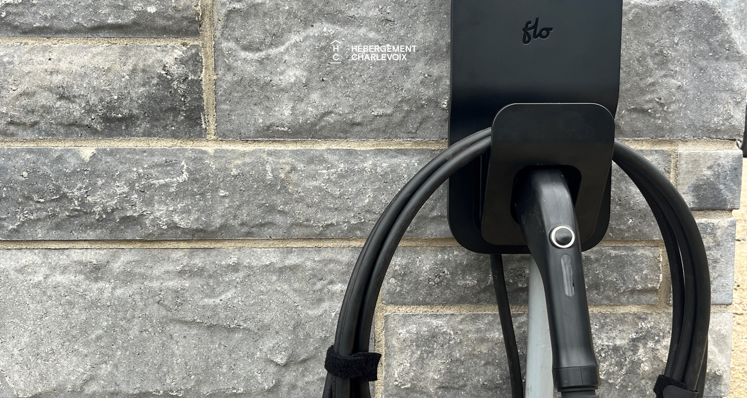 BRI-43 - Une vue panoramique sur fleuve et montagnes