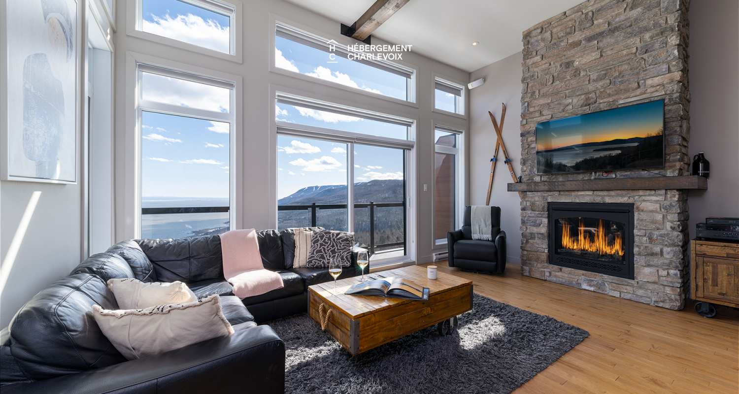 BRI-43 - Une vue panoramique sur fleuve et montagnes