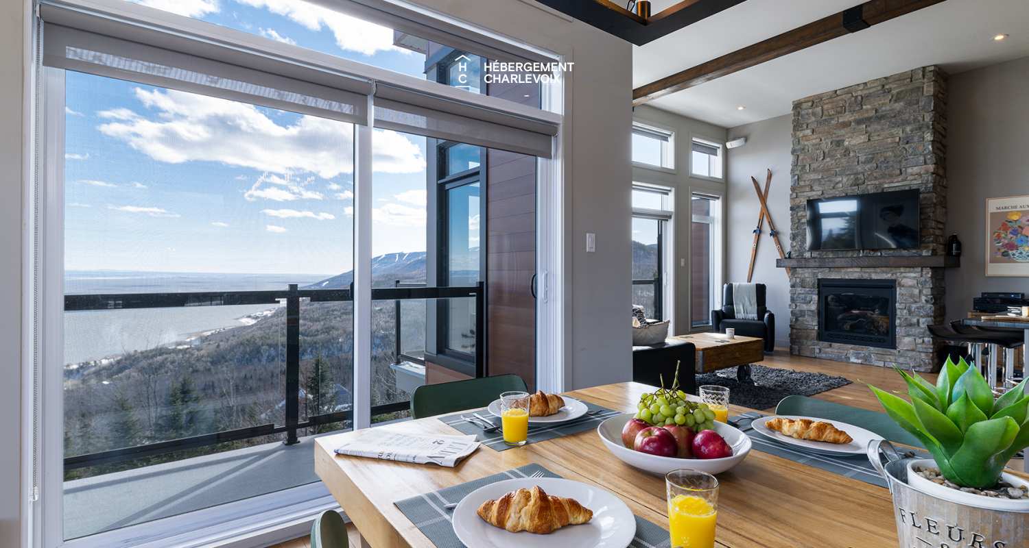 BRI-43 - Une vue panoramique sur fleuve et montagnes