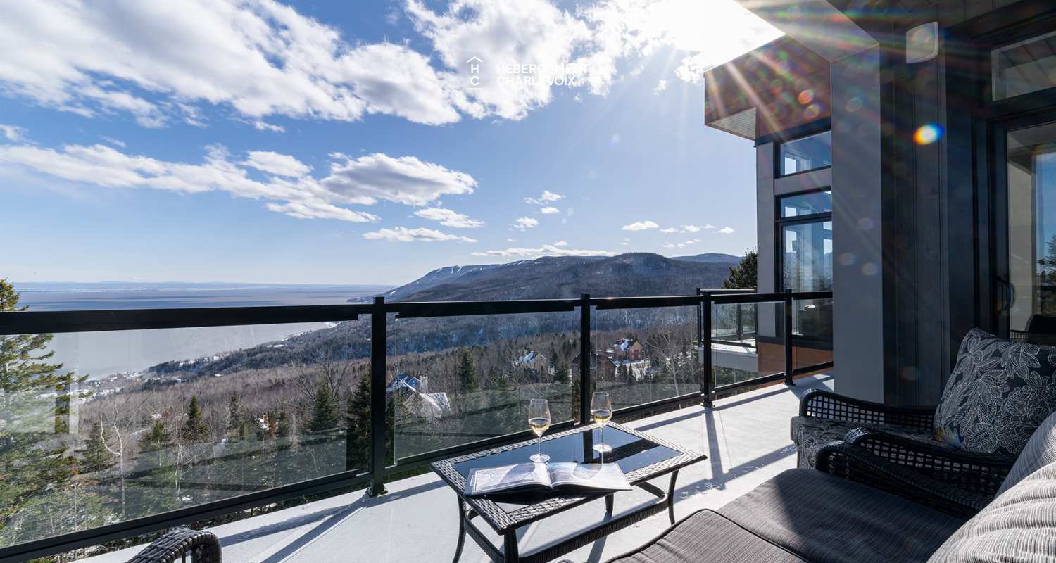 BRI-43 - Une vue panoramique sur fleuve et montagnes