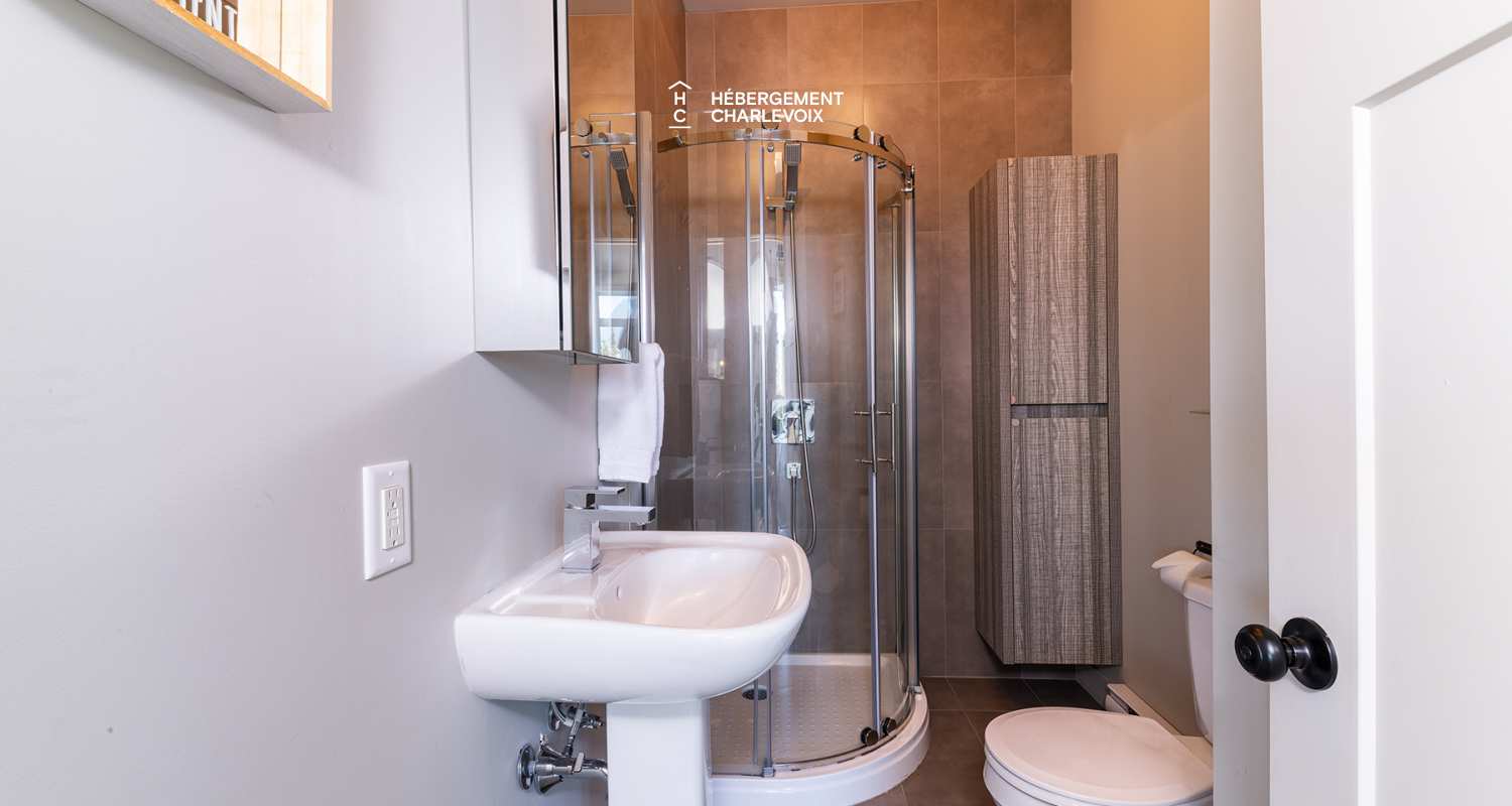 BRI-43 - Une vue panoramique sur fleuve et montagnes