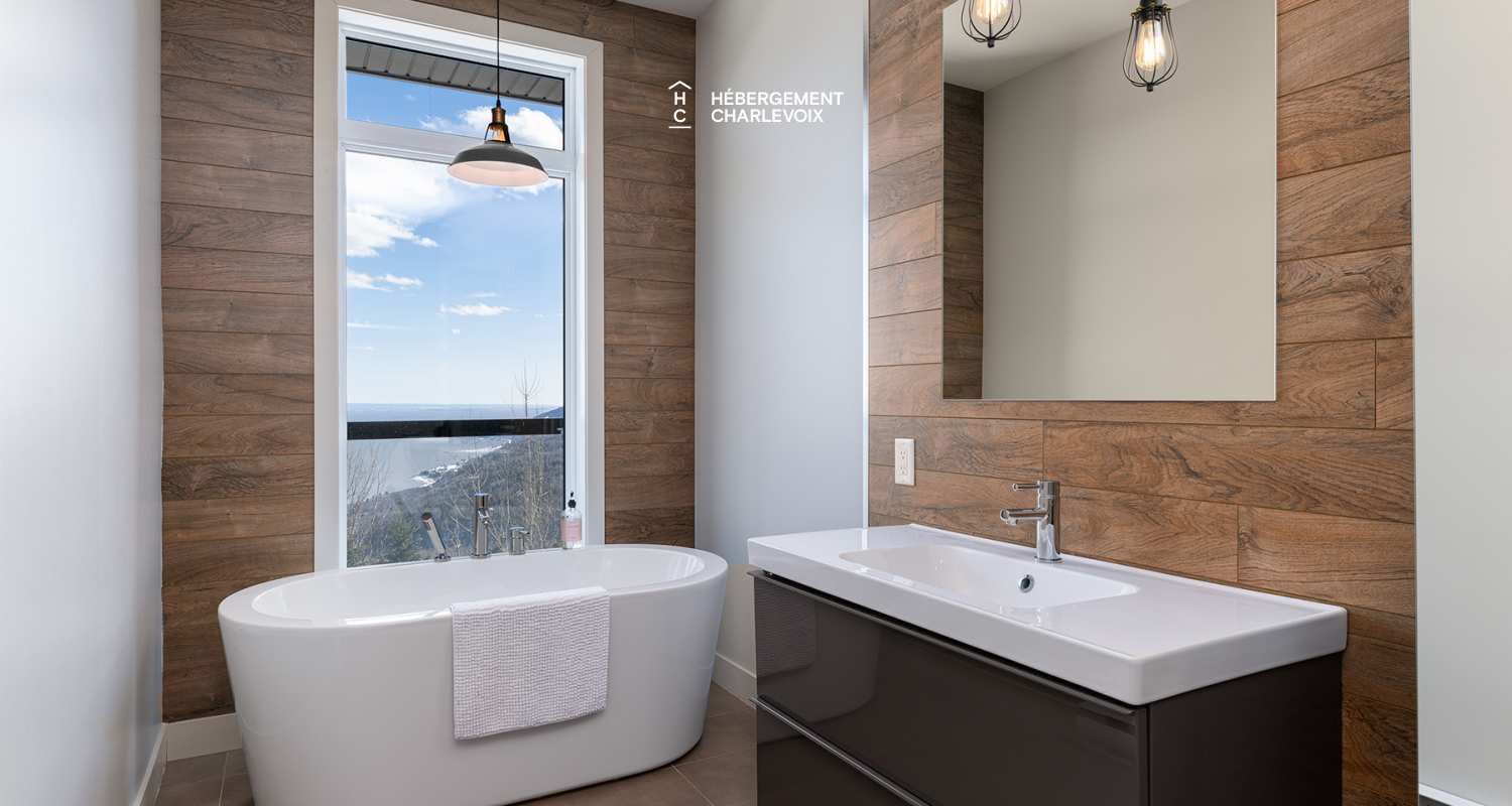 BRI-43 - Une vue panoramique sur fleuve et montagnes