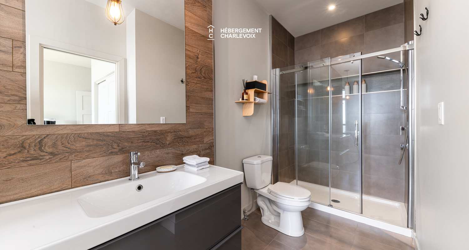 BRI-43 - Une vue panoramique sur fleuve et montagnes