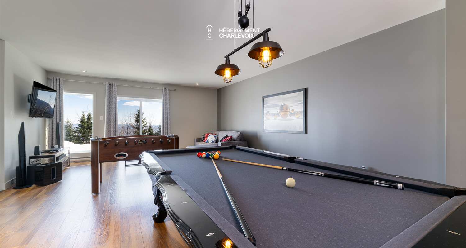 BRI-43 - Une vue panoramique sur fleuve et montagnes