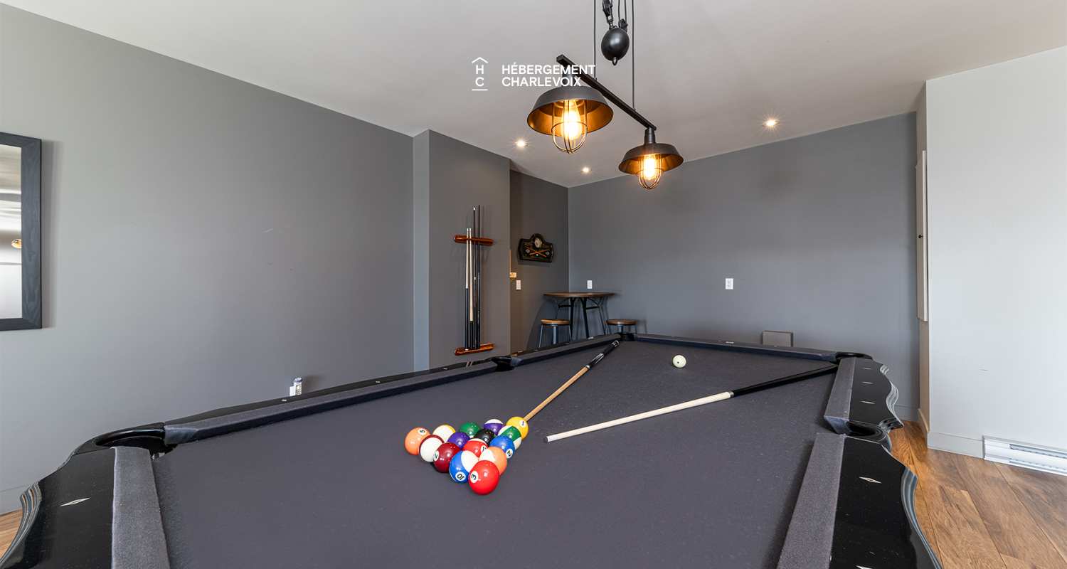 BRI-43 - Une vue panoramique sur fleuve et montagnes