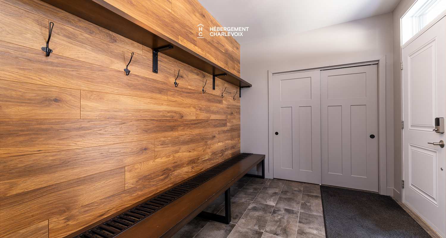 BRI-43 - Une vue panoramique sur fleuve et montagnes