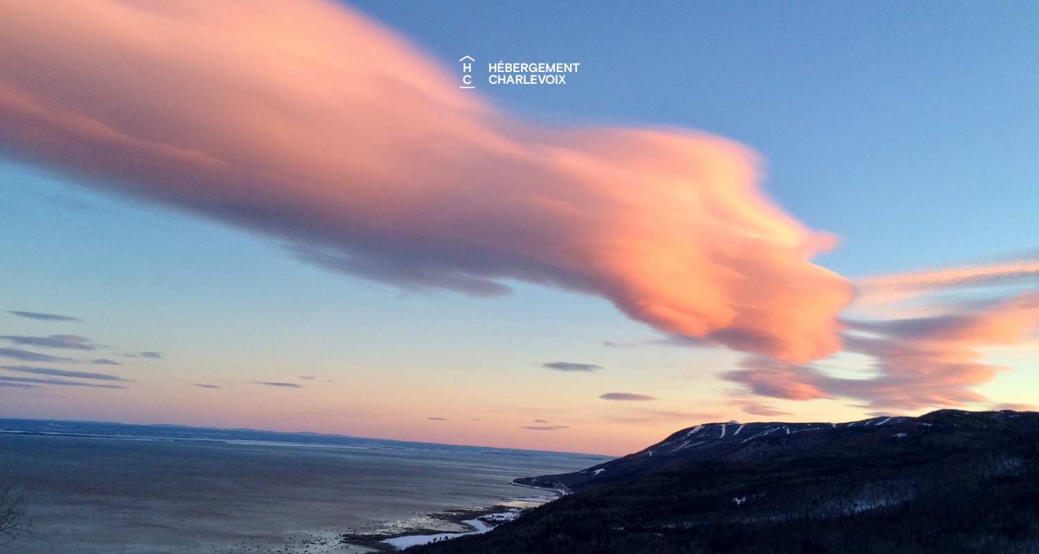 BRI-43 - Une vue panoramique sur fleuve et montagnes