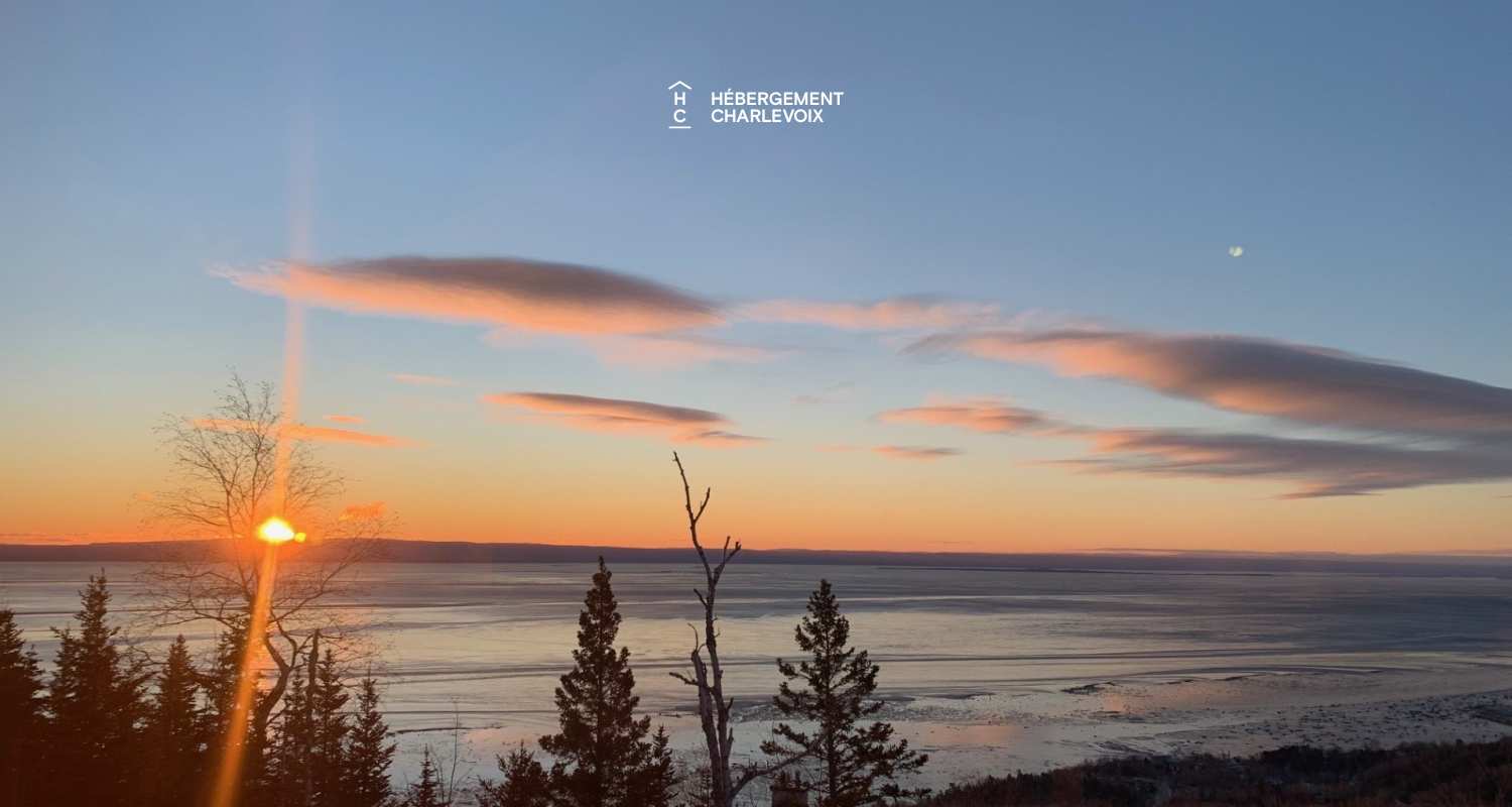 BRI-43 - Une vue panoramique sur fleuve et montagnes