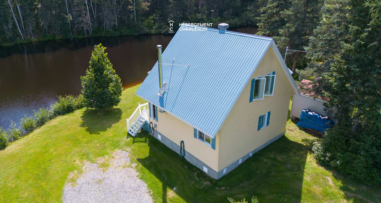 CHA-10 - NOUVEAU...À proximité du Massif aux abords d'un lac