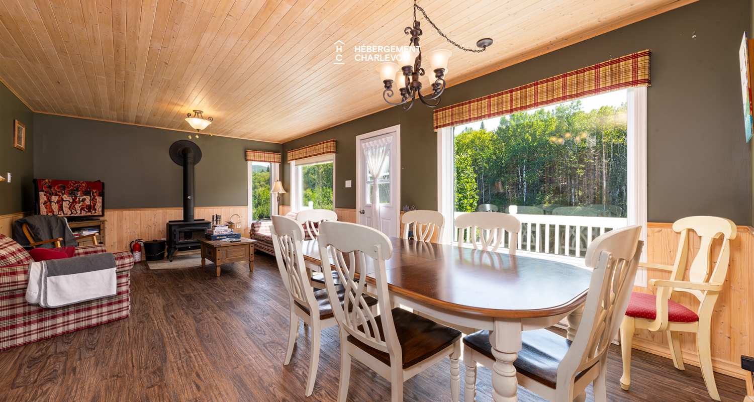 CHA-10 - NOUVEAU...À proximité du Massif aux abords d'un lac