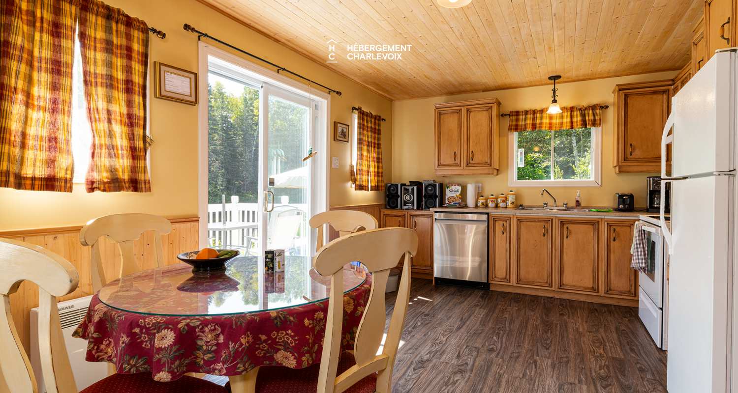 CHA-10 - NOUVEAU...À proximité du Massif aux abords d'un lac