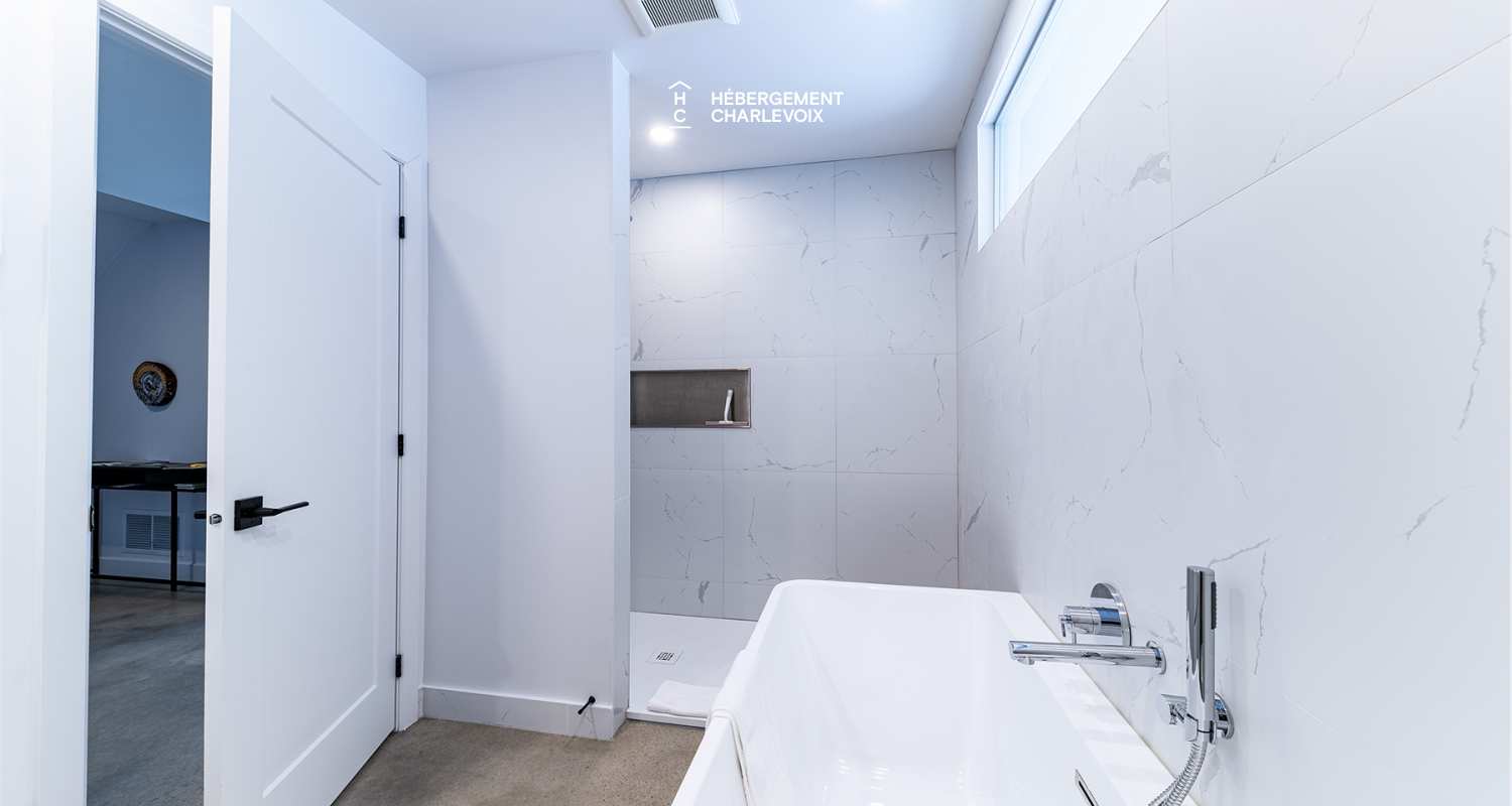 CHO-155 - Modernité et confort en plein centre de la nature Charlevoisienne!