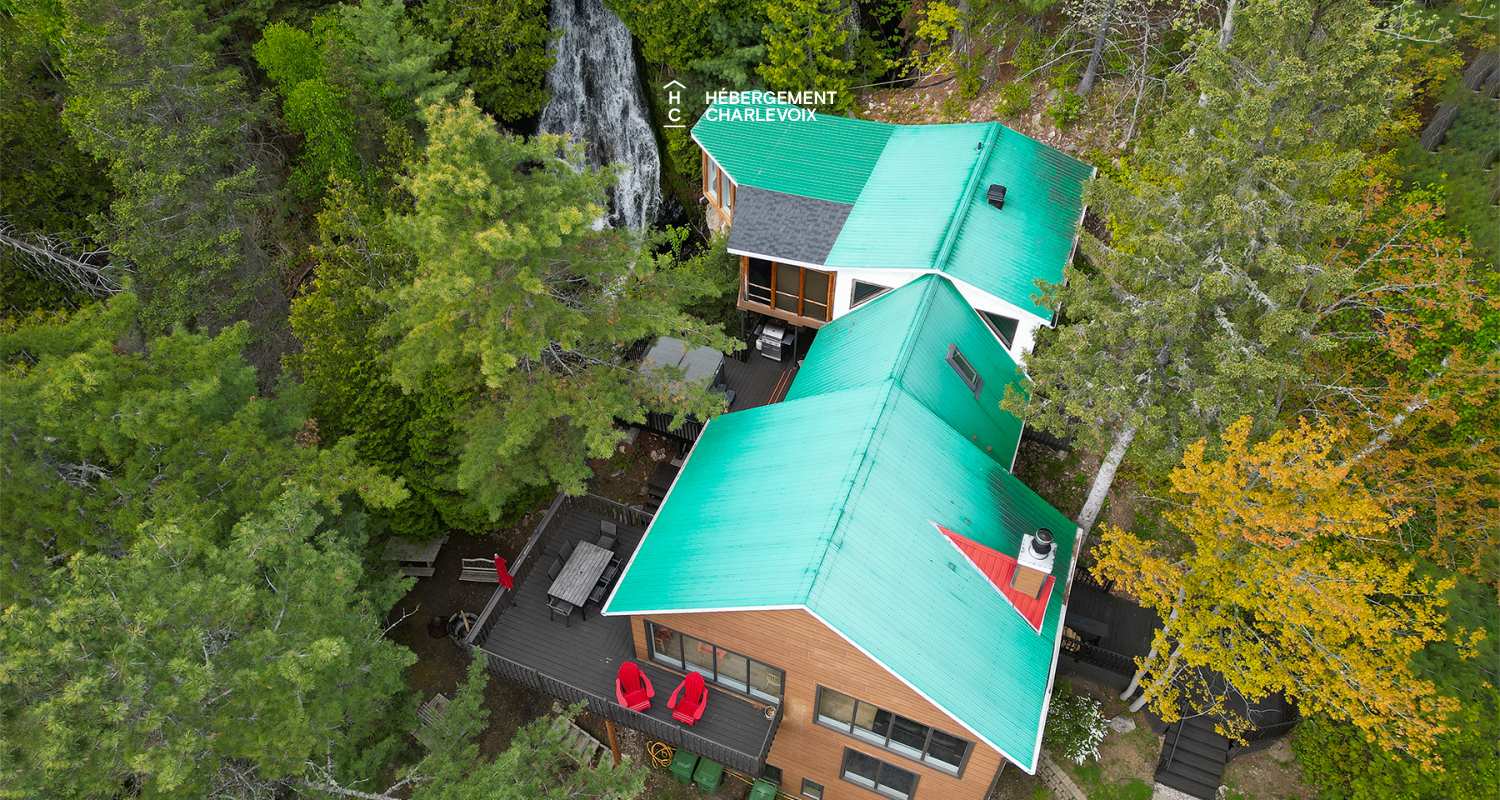 CHU-35 - Un spa accompagné d'une petite cascade d'eau