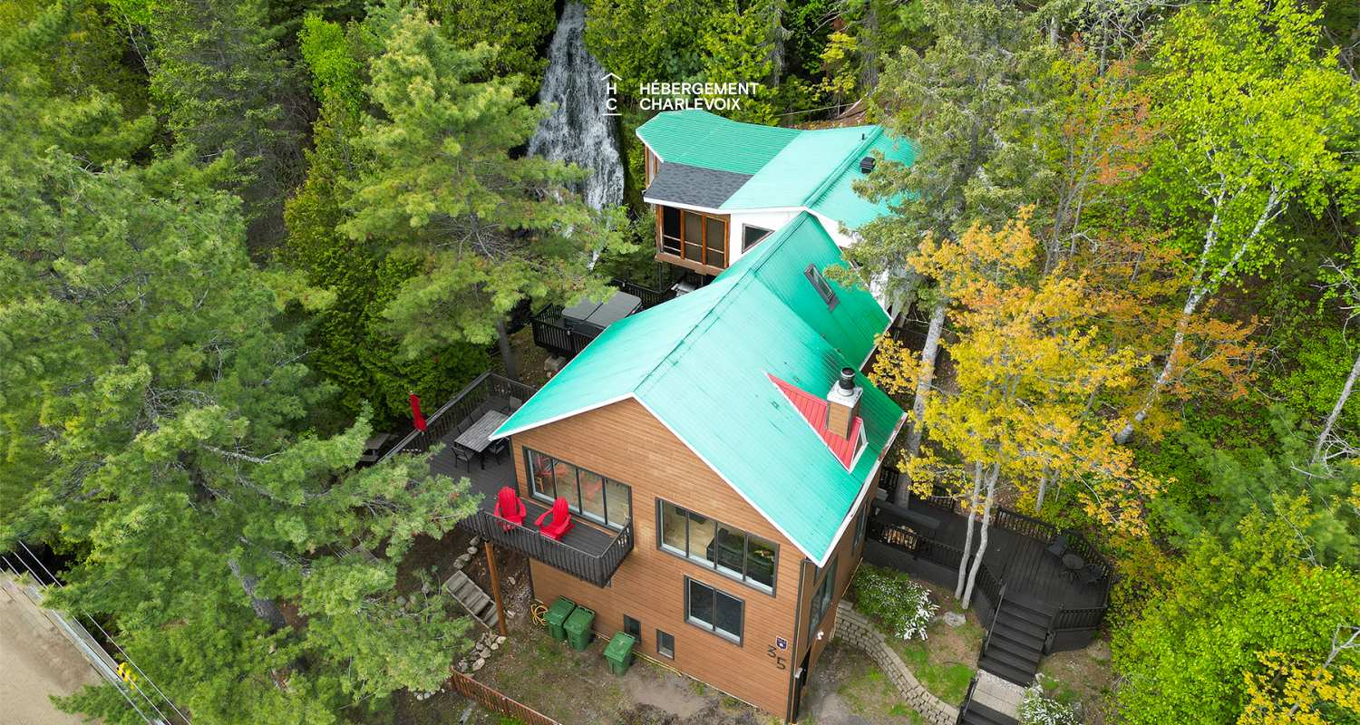 CHU-35 - Un spa accompagné d'une petite cascade d'eau