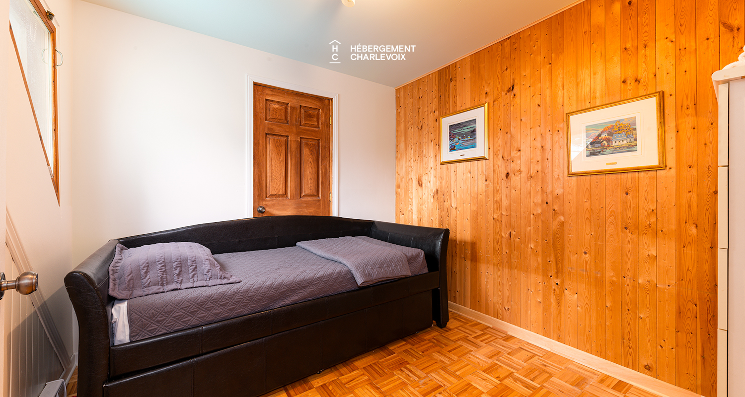 CHU-35 - Un spa accompagné d'une petite cascade d'eau