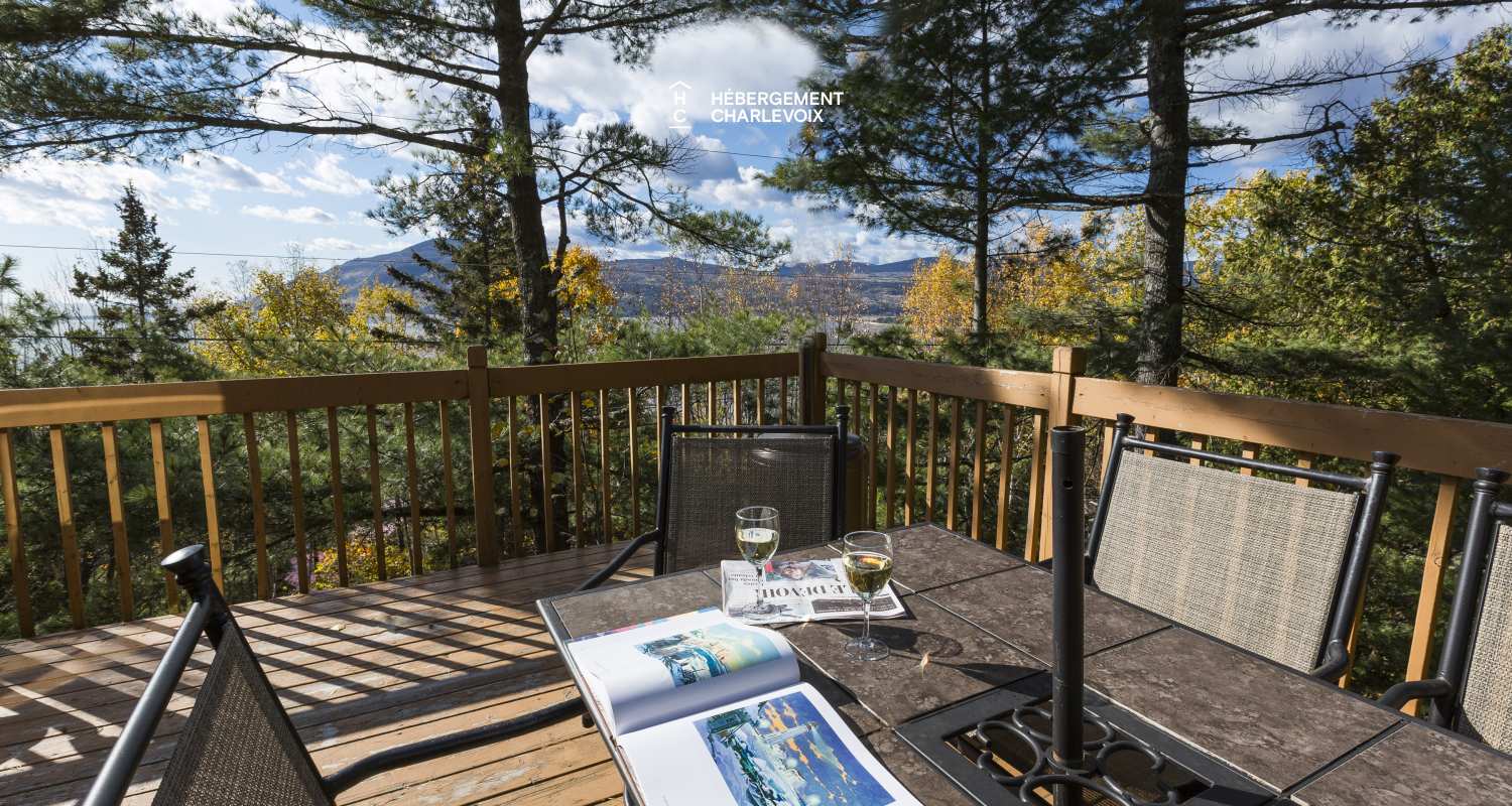 CHU-35 - Un spa accompagné d'une petite cascade d'eau