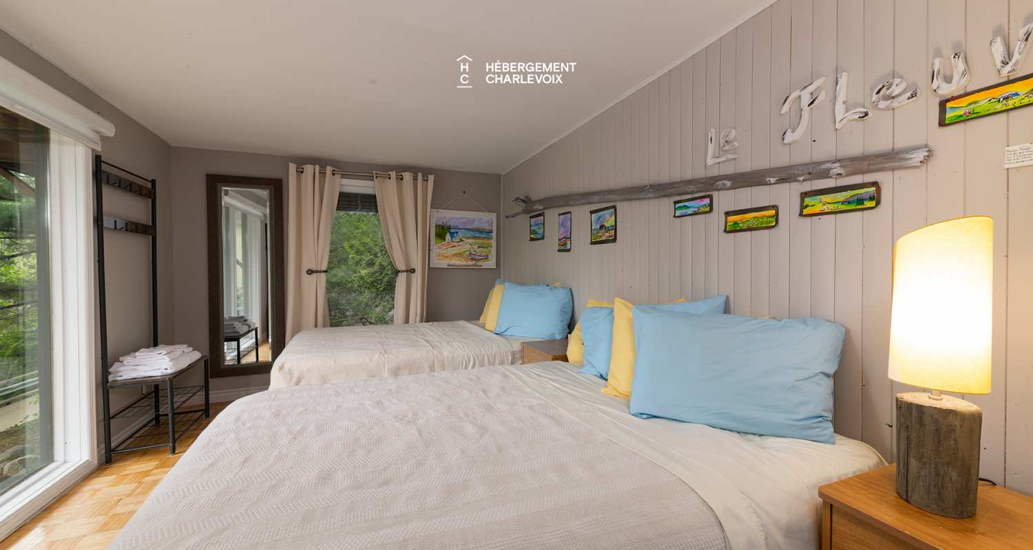 CHU-35 - Un spa accompagné d'une petite cascade d'eau