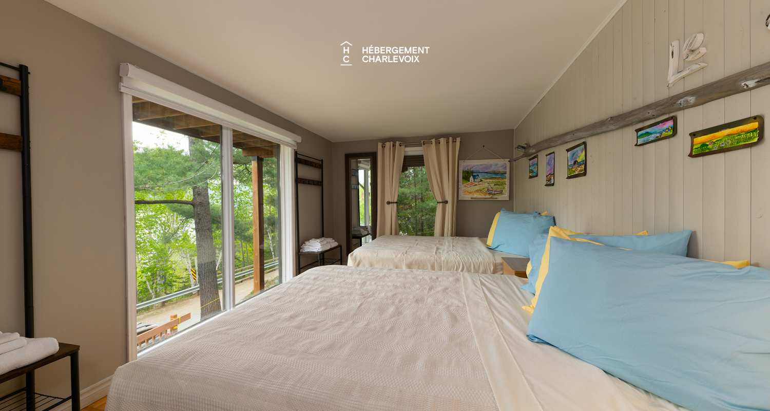 CHU-35 - Un spa accompagné d'une petite cascade d'eau