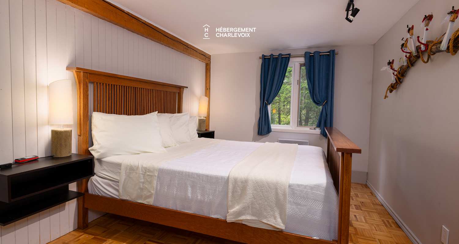 CHU-35 - Un spa accompagné d'une petite cascade d'eau