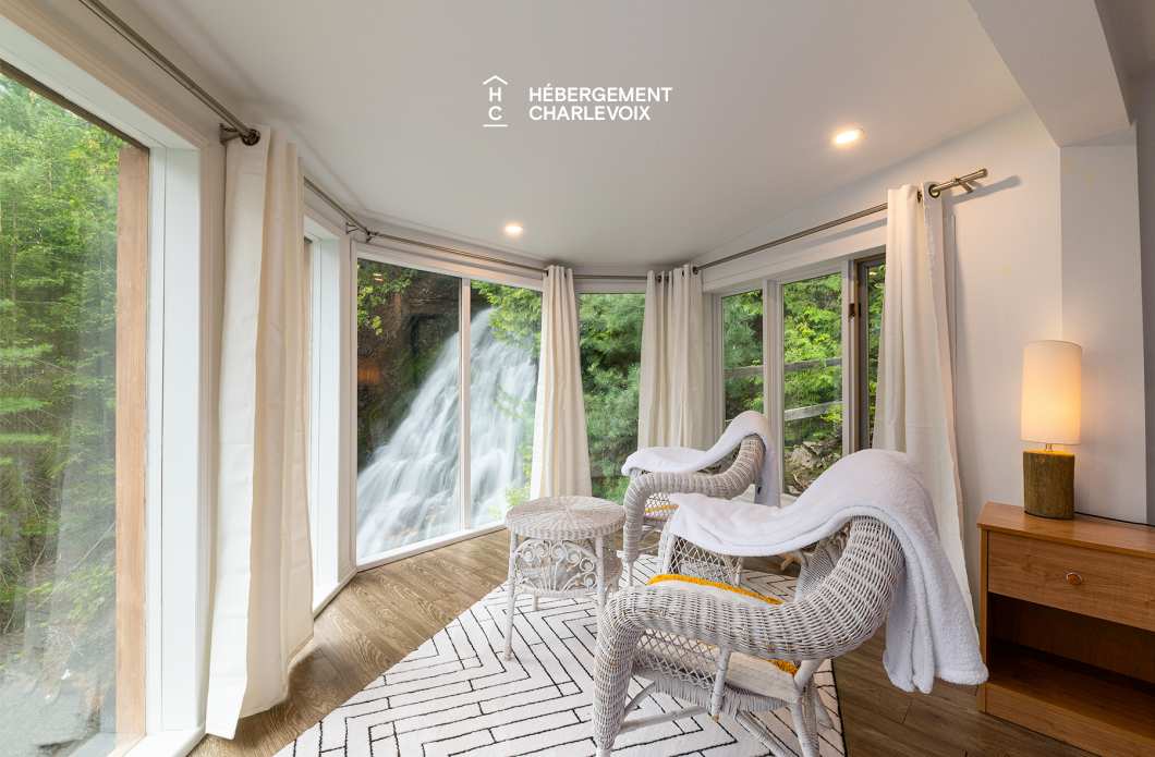 CHU-35 - Un spa accompagné d'une petite cascade d'eau