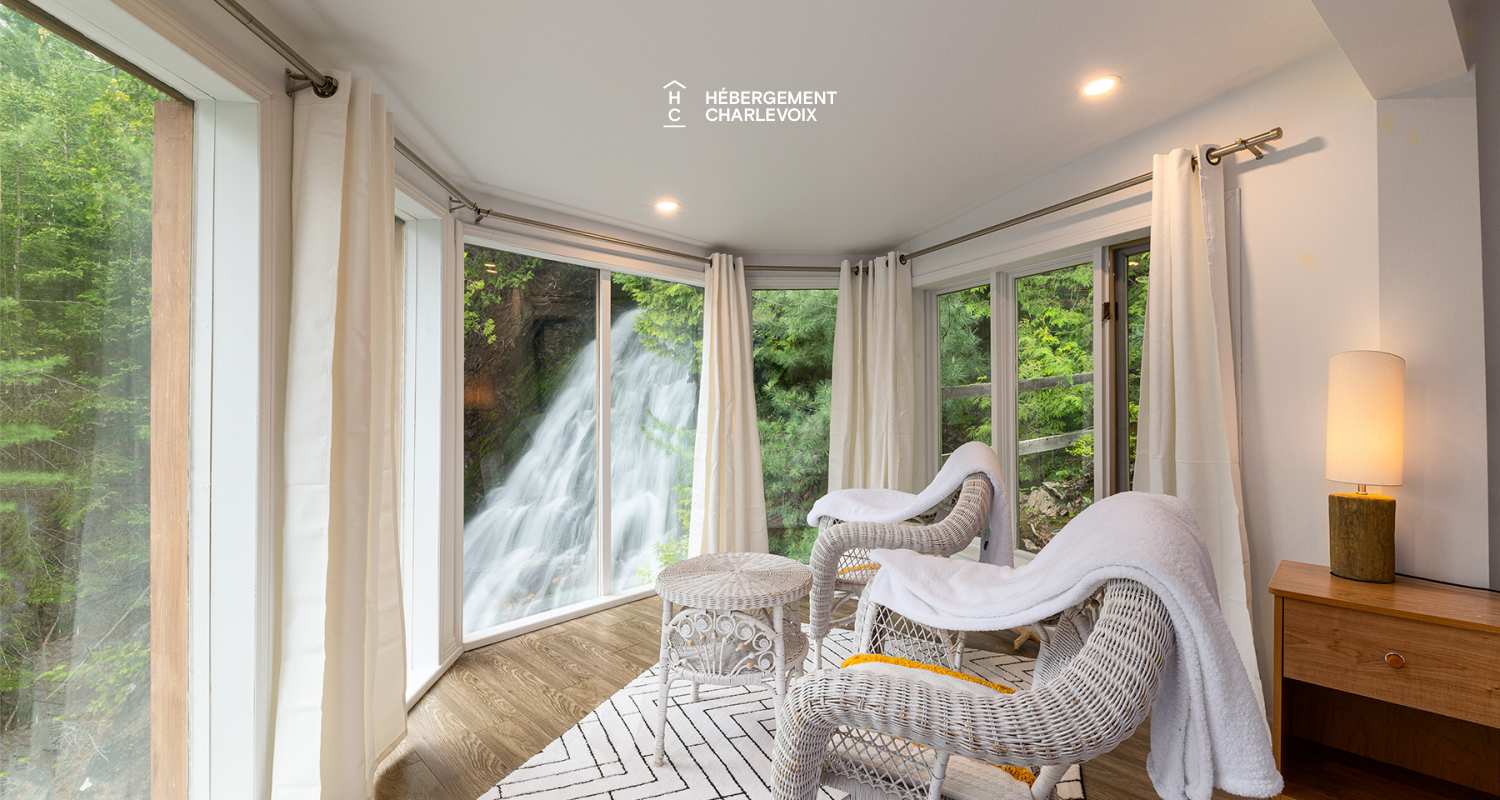 CHU-35 - Un spa accompagné d'une petite cascade d'eau