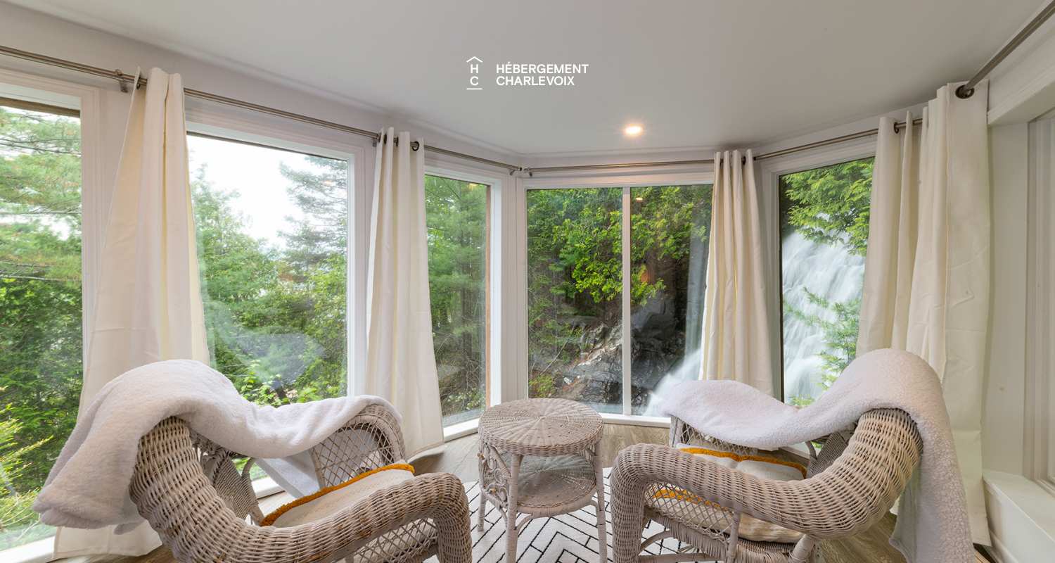 CHU-35 - Un spa accompagné d'une petite cascade d'eau