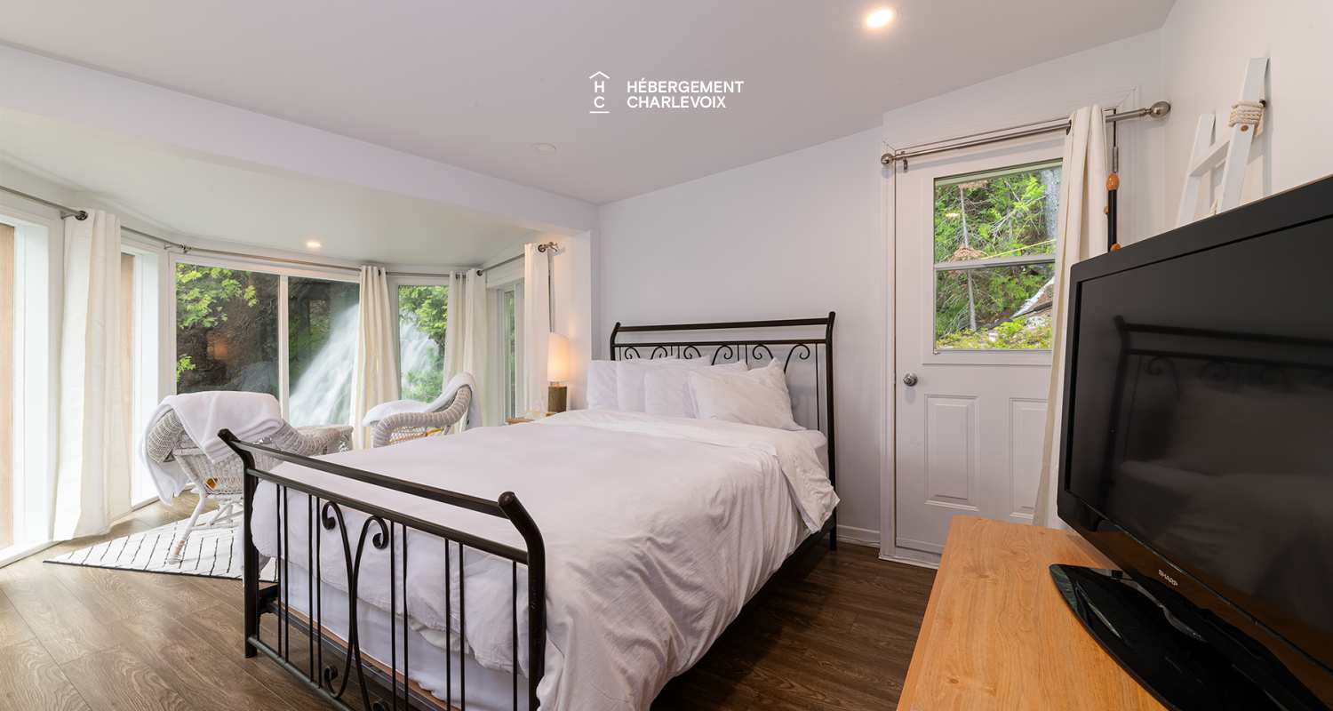 CHU-35 - Un spa accompagné d'une petite cascade d'eau