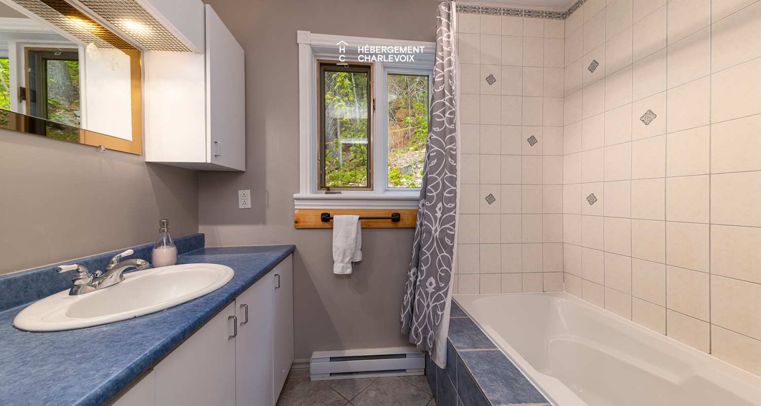 CHU-35 - Un spa accompagné d'une petite cascade d'eau