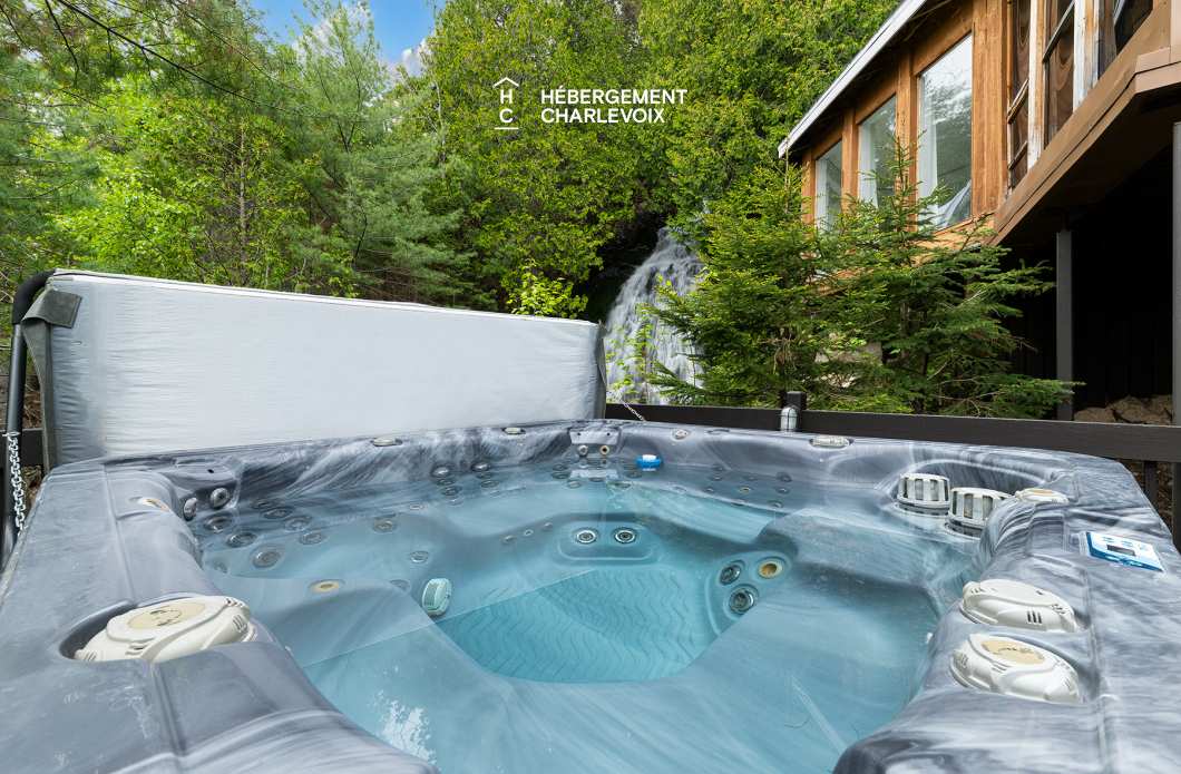 CHU-35 - Un spa accompagné d'une petite cascade d'eau