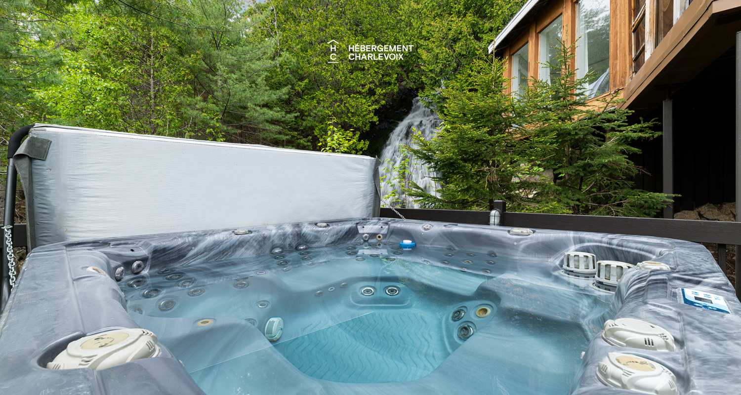 CHU-35 - Un spa accompagné d'une petite cascade d'eau