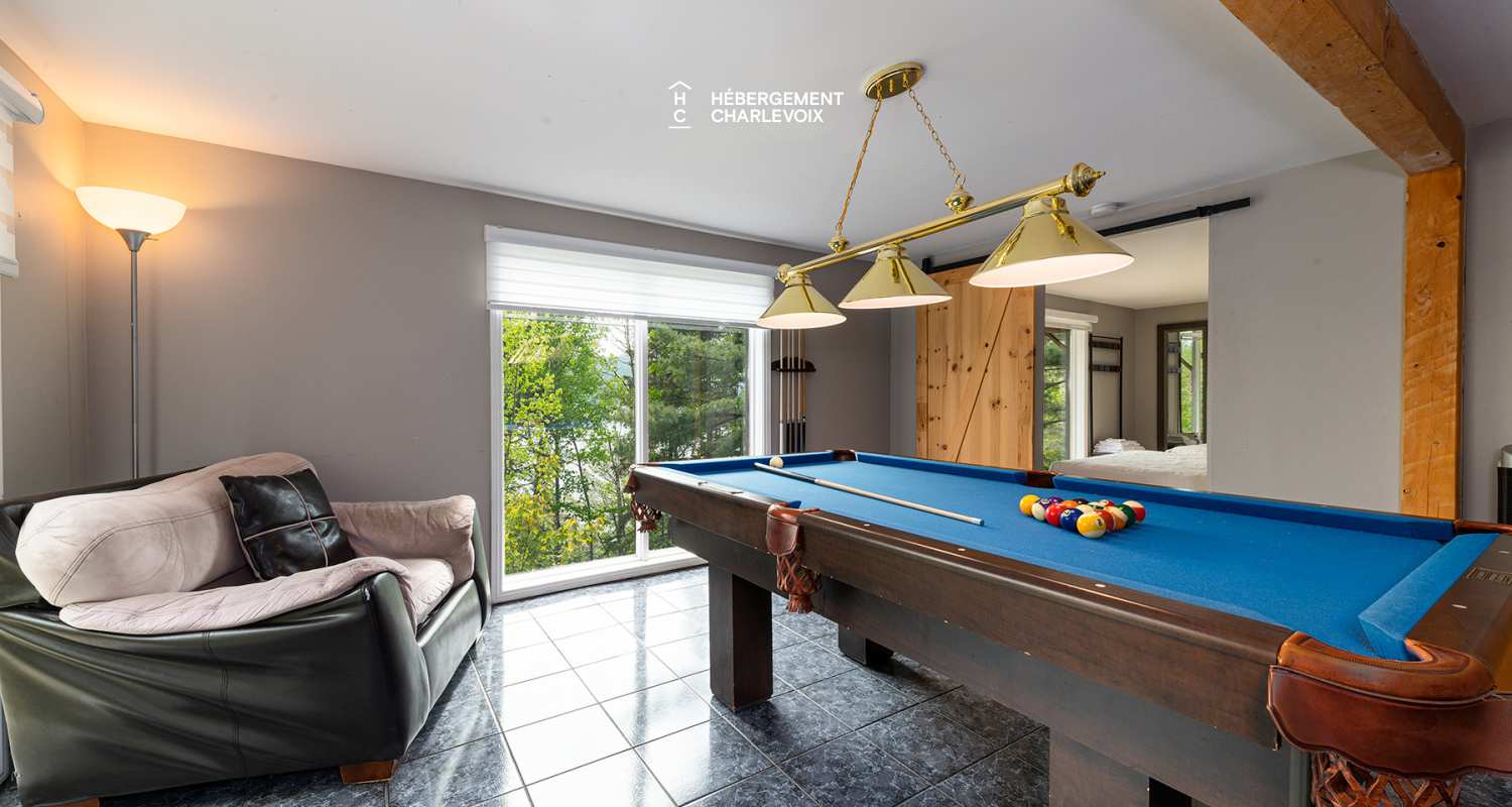 CHU-35 - Un spa accompagné d'une petite cascade d'eau