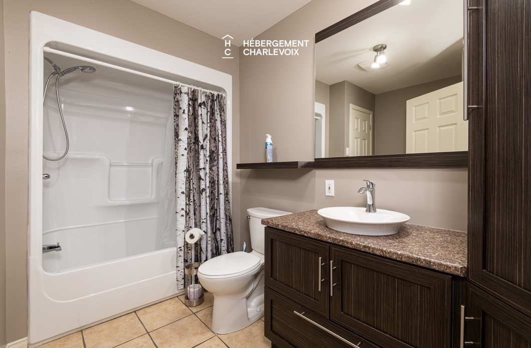 CIN-57-1 - Grand chalet avec 2 unités confortables avec vue sur le fleuve!