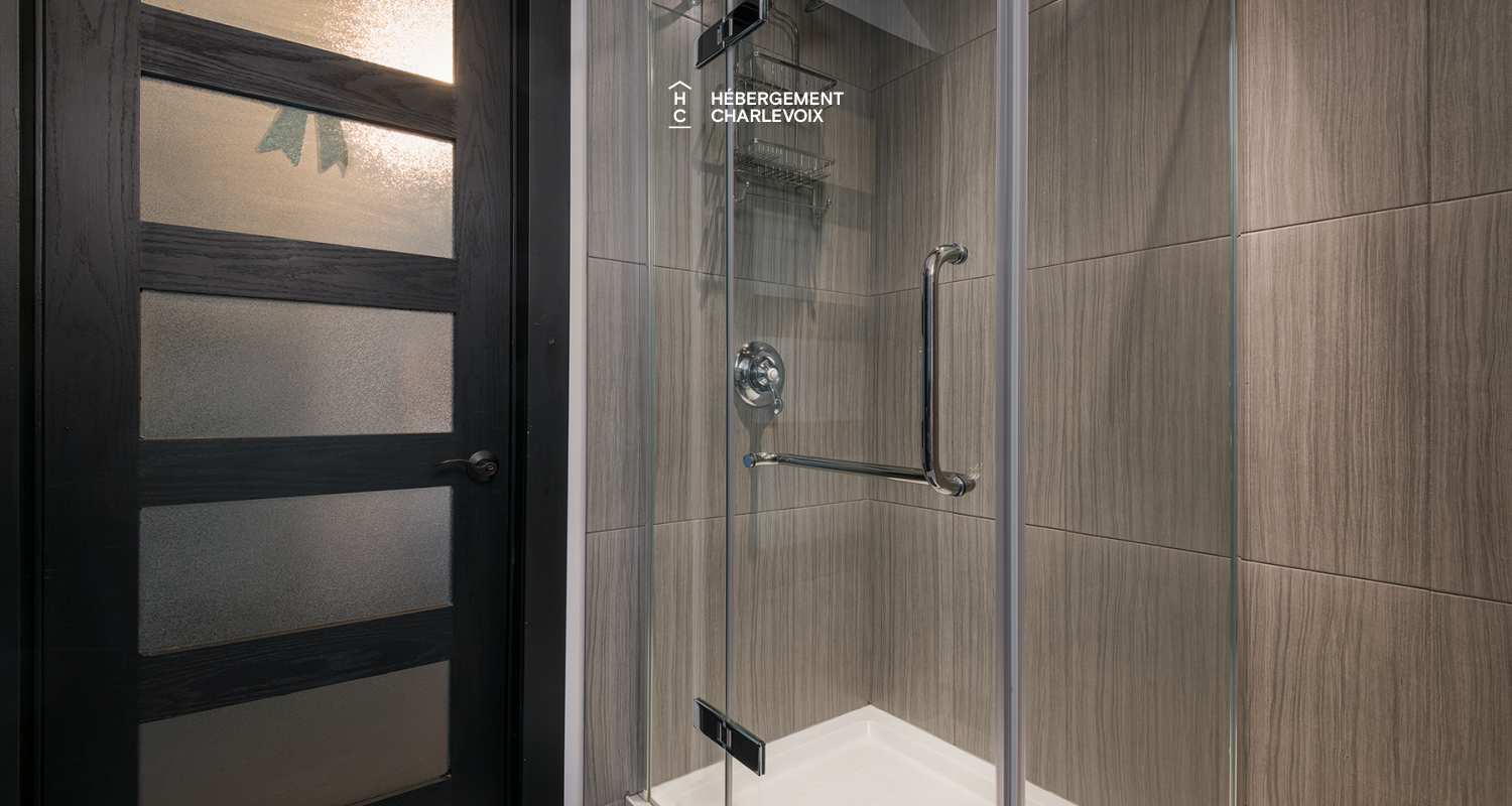 Le 1070 -  Au coeur du village près de la plage et du Massif.  Location au mois.