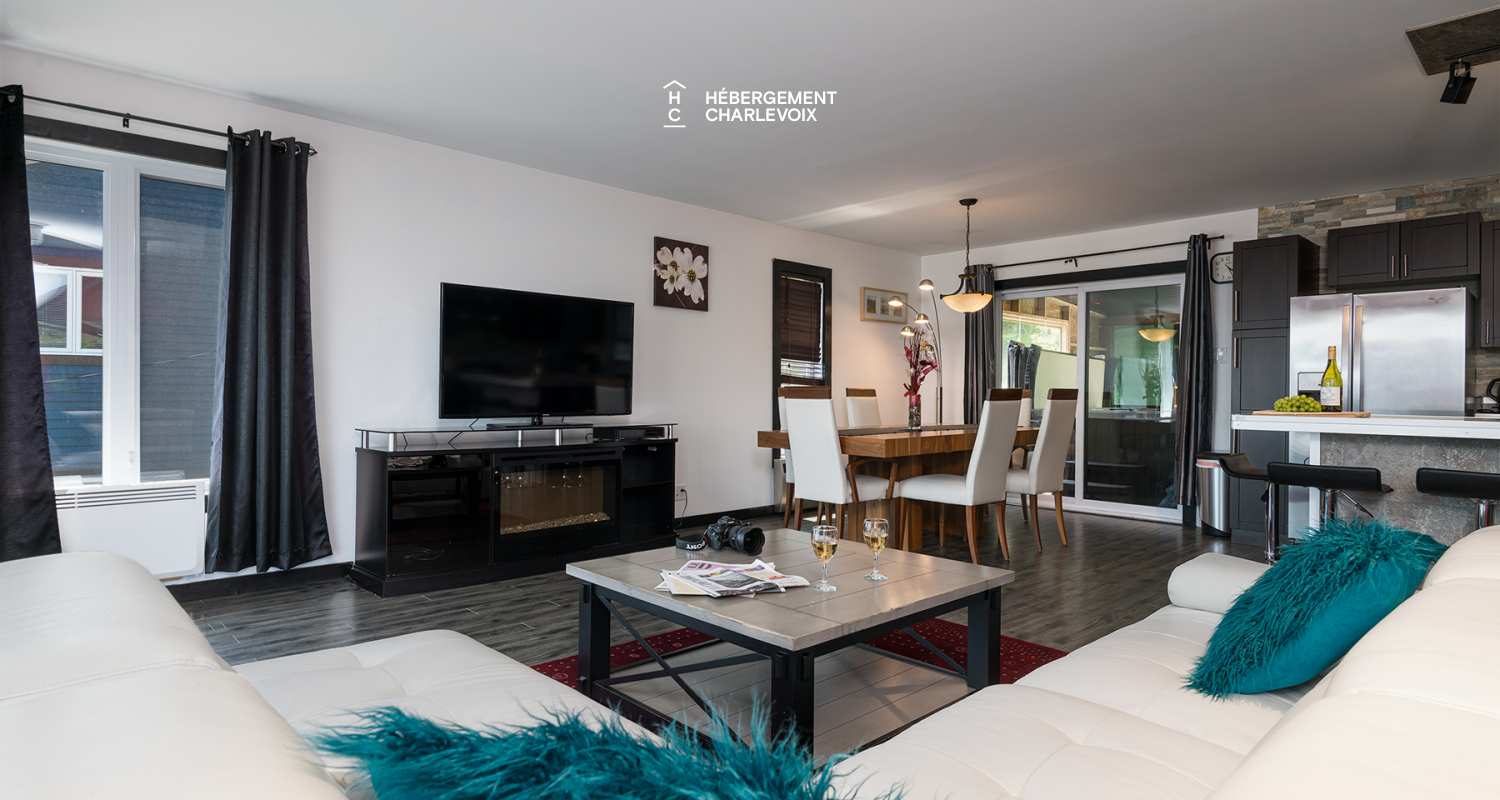 Le 1070 -  Au coeur du village près de la plage et du Massif.  Location au mois.