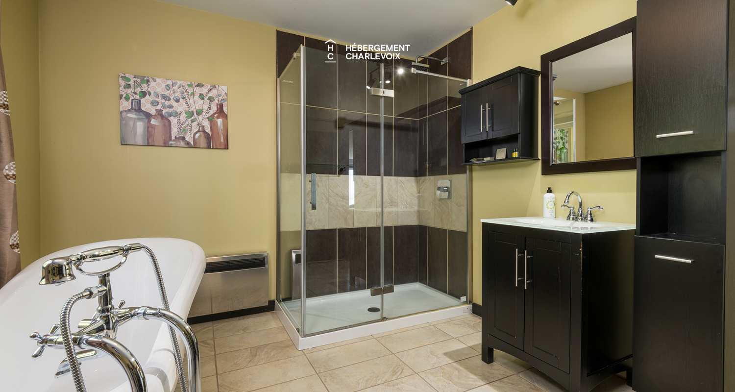 Le 1070 -  Au coeur du village près de la plage et du Massif.  Location au mois.