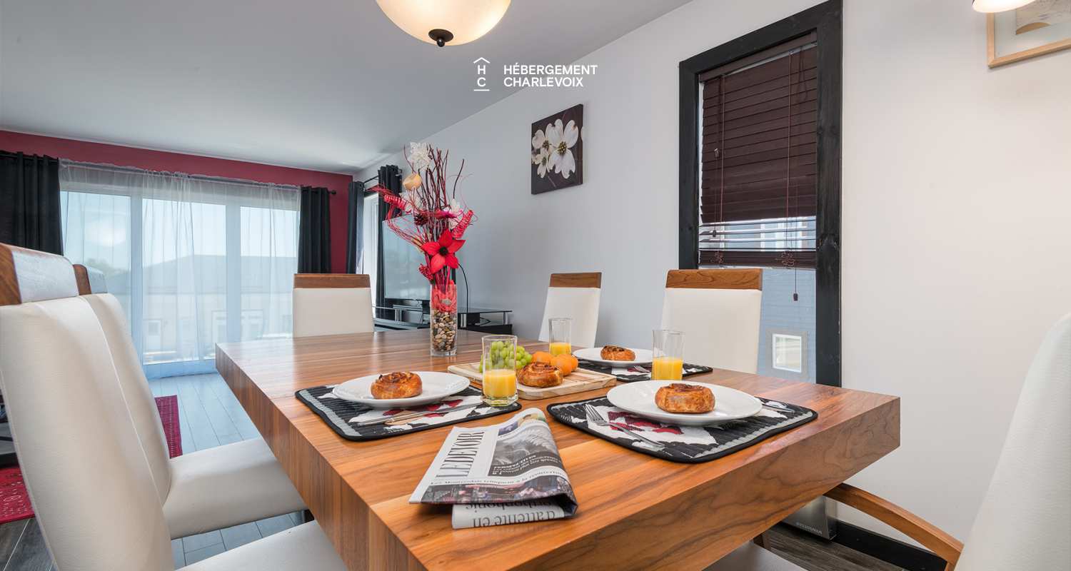 Le 1070 -  Au coeur du village près de la plage et du Massif.  Location au mois.