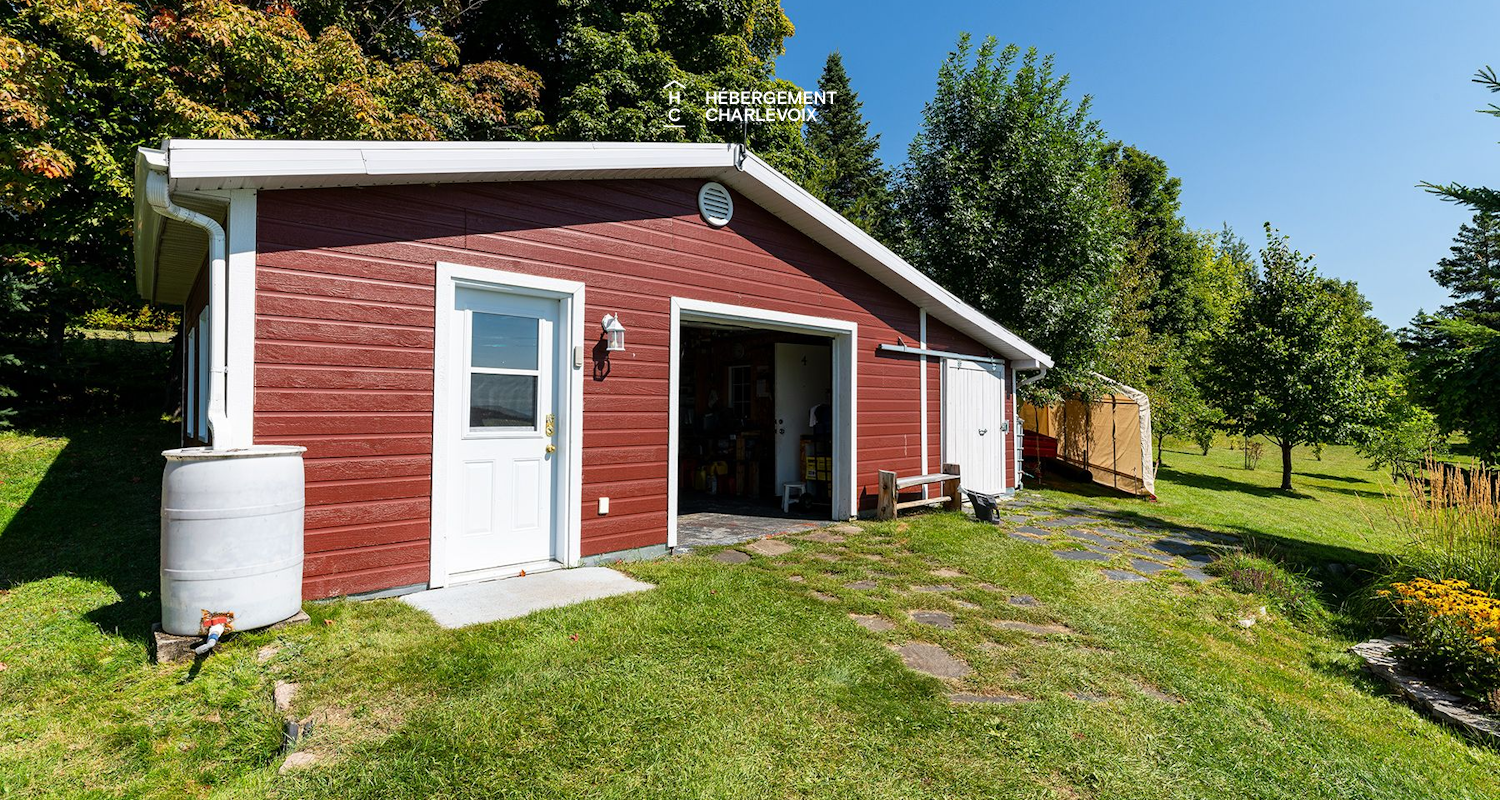 MAR-17 - Roof terrace with river view.