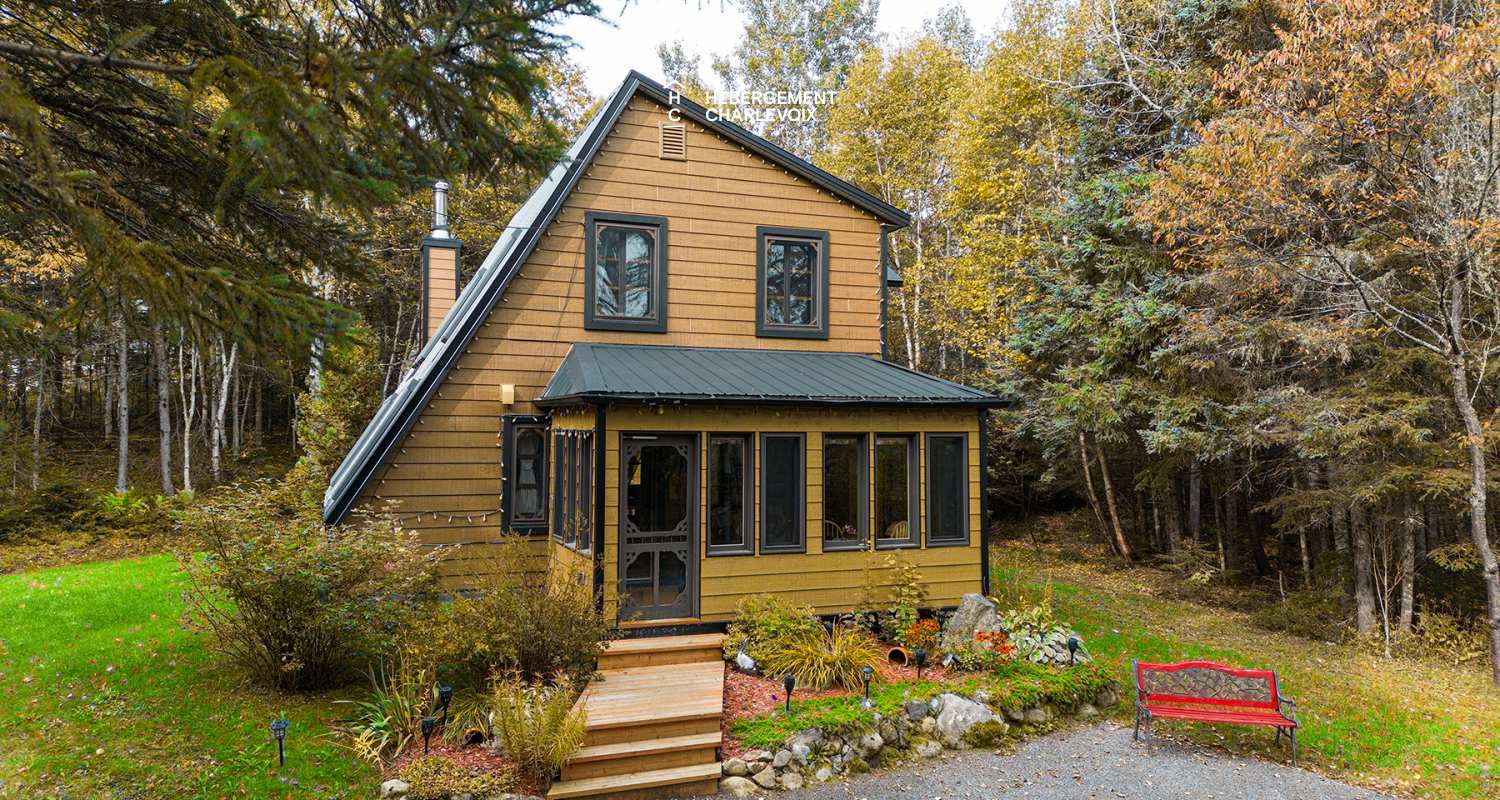 MON-71 - A bucolic garden with an outdoor sauna