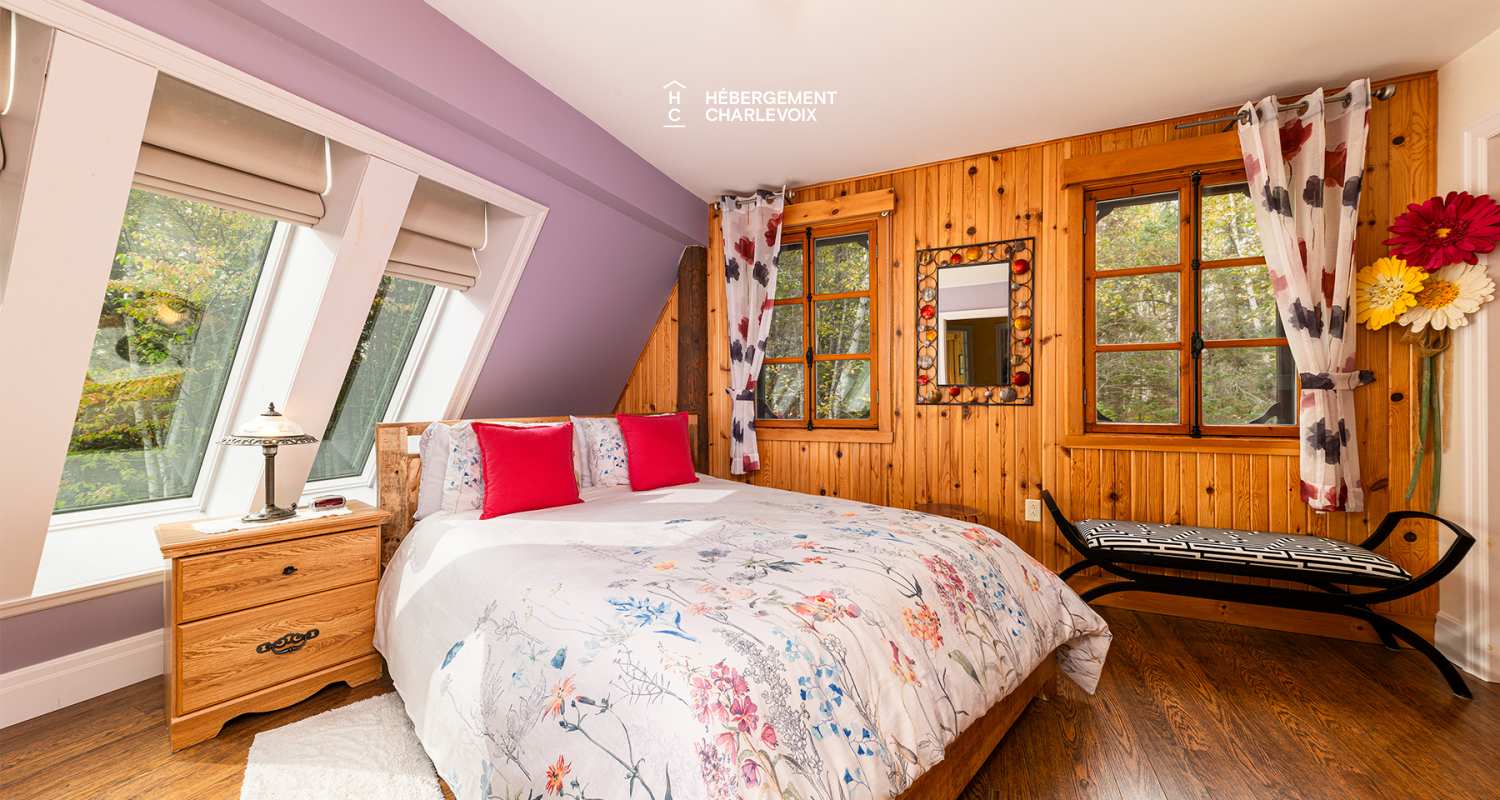 MON-71 - A bucolic garden with an outdoor sauna